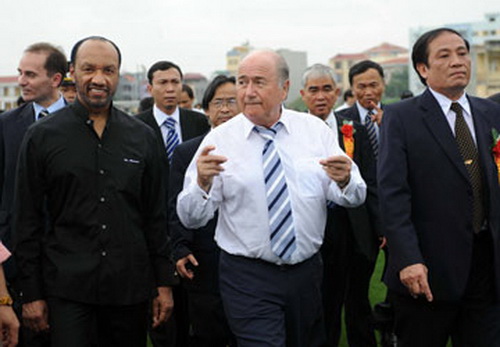 Ông Blatter (giữa) trong lần đến thăm Việt Nam năm 2008.